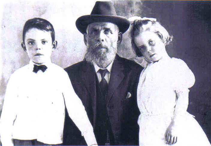 Thomas Henry Nichols with children Sam and Mary circa 1880